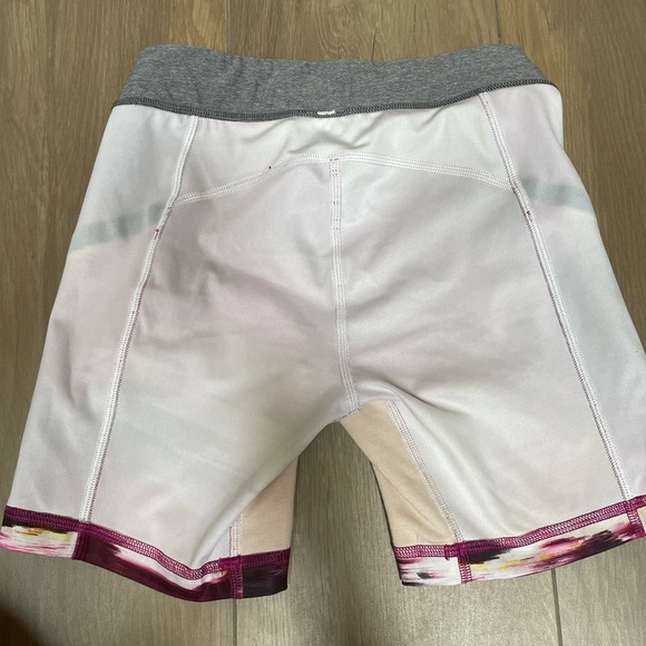 Lululemon EUC size 4 shorts pink/maroon w/pockets - Picture 3 of 6